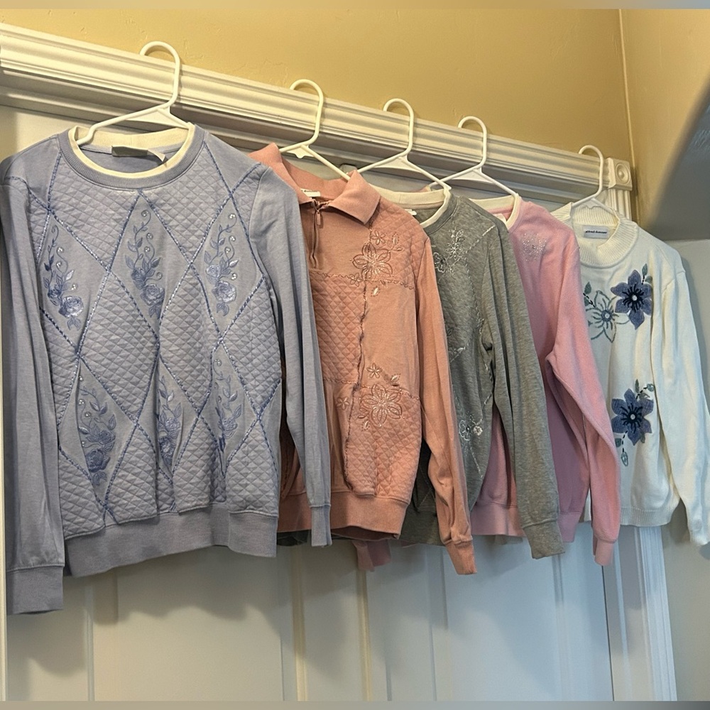 5 Alfred Dunner women’s sweatshirts